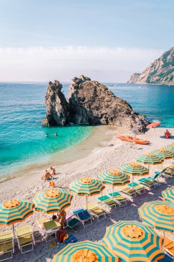 Monterosso sahilinde tatilde Cinque Terre Monterosso al Mare çakıl taşı plajı Cinque Terre, İtalya 