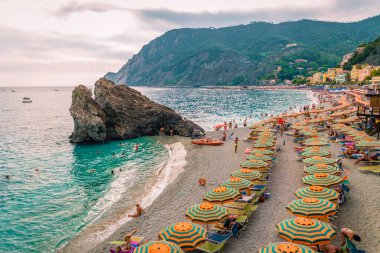 Monterosso sahilinde tatilde Cinque Terre Monterosso al Mare çakıl taşı plajı Cinque Terre, İtalya 
