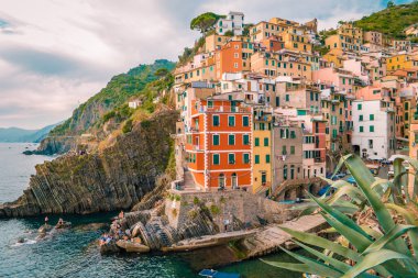 Riomaggiore Cinque Terre İtalya, okyanus kıyısındaki renkli köy limanı.