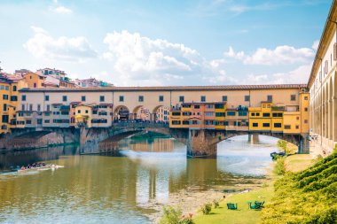 Floransa 'daki Arno Nehri üzerindeki Ponte Vecchio köprüsü, Floransa' daki nehrin üzerindeki renkli köprü.