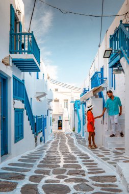 Yunanistan 'da tatilde olan çift, Mikonos Yunanistan' da Küçük Venedik Mikonos Yunanistan 'da, Mykonos şehrinde okyanusta günbatımında