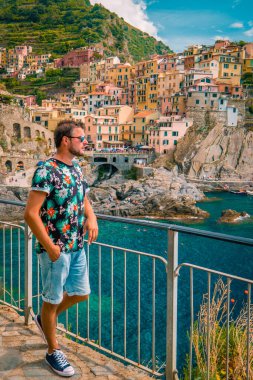 Manarola Village, Cinque Terre Coast İtalya 'yı ziyaret etmiş. Manarola, İtalya 'nın kuzeyindeki La Spezia, Liguria eyaletinde yer alan bir şehirdir.