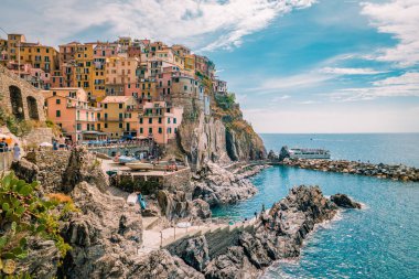 Manarola Köyü, Cinque Terre Coast İtalya. Manarola, İtalya 'nın kuzeyindeki La Spezia, Liguria eyaletinde yer alan bir şehirdir.