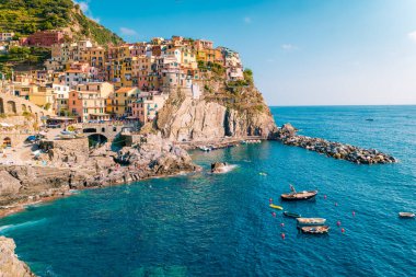 Manarola Köyü, Cinque Terre Coast İtalya. Manarola, İtalya 'nın kuzeyindeki La Spezia, Liguria eyaletinde yer alan bir şehirdir.