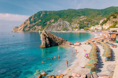 Monterosso sahilinde tatilde Cinque Terre Monterosso al Mare çakıl taşı plajı Cinque Terre, İtalya 