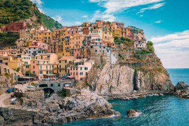 Manarola Köyü, Cinque Terre Coast İtalya. Manarola, İtalya 'nın kuzeyindeki La Spezia, Liguria eyaletinde yer alan bir şehirdir.