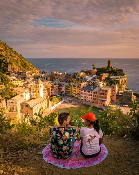 Vue de Vernazza l'un des Cinque Terre dans la province de La Spezia, Italie, heureux pique-nique jeune couple dans la montagne avec un regard sur l'océan — Photo