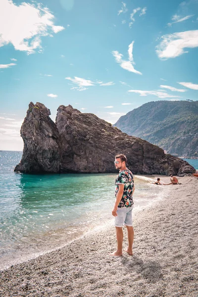 Monterosso sahilinde tatilde olan genç bir kadın Cinque Terre Monterosso al Mare çakıl taşı plajı Cinque Terre, İtalya — Stok fotoğraf