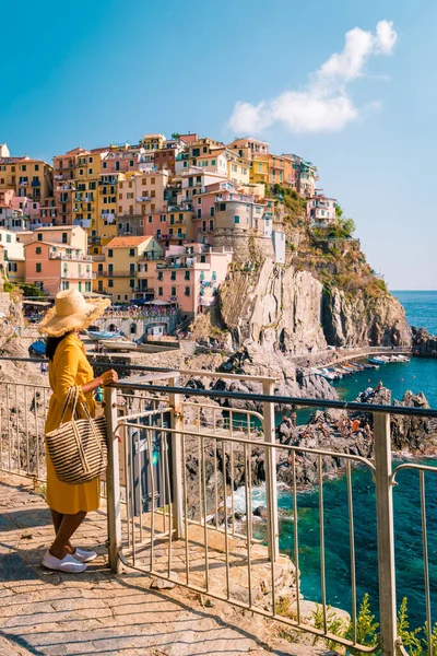 Femme visite Manarola Village, Cinque Terre Coast Italie. Manarola est une belle petite ville colorée province de La Spezia, Ligurie, au nord de l'Italie et l'un des cinq Cinque terre parc national — Photo