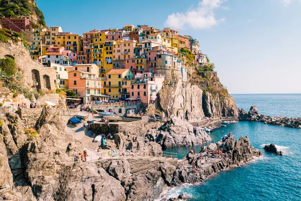 Manarola Village, Cinque Terre Coast Italy. Manarola es una hermosa pequeña y colorida ciudad provincia de La Spezia, Liguria, al norte de Italia y uno de los cinco Cinque terre parque nacional —  Fotos de Stock