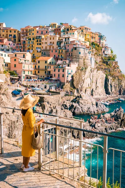 Femme visite Manarola Village, Cinque Terre Coast Italie. Manarola est une belle petite ville colorée province de La Spezia, Ligurie, au nord de l'Italie et l'un des cinq Cinque terre parc national — Photo