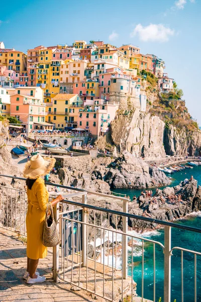 Femme visite Manarola Village, Cinque Terre Coast Italie. Manarola est une belle petite ville colorée province de La Spezia, Ligurie, au nord de l'Italie et l'un des cinq Cinque terre parc national — Photo