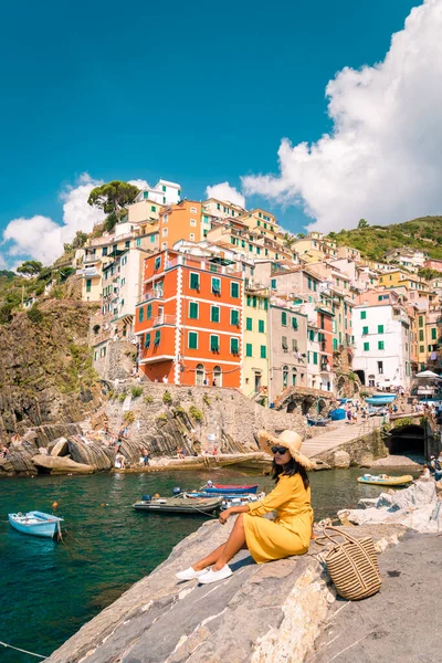 Vue de Riomaggiore l'un des Cinque Terre dans la province de Riomaggiore, Italie, heureux pique-nique jeune couple dans la montagne avec un regard sur l'océan — Photo