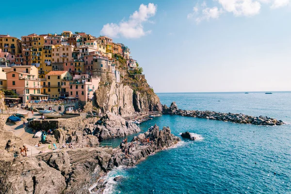 Manarola Village, Cinque Terre Coast Itália. Manarola é uma bela província pequena cidade colorida de La Spezia, Ligúria, norte da Itália e um dos cinco Cinque terre parque nacional — Fotografia de Stock