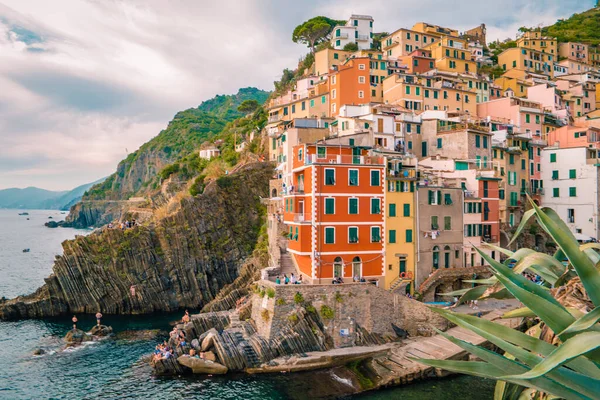 Riomaggiore Cinque Terre Itália, colorido porto aldeia frente ao oceano — Fotografia de Stock