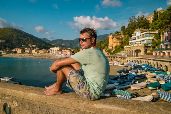 Levanto Cinque Terre renkli İtalya köyü, yaz tatilinde şemsiyeli renkli plaj — Stok fotoğraf