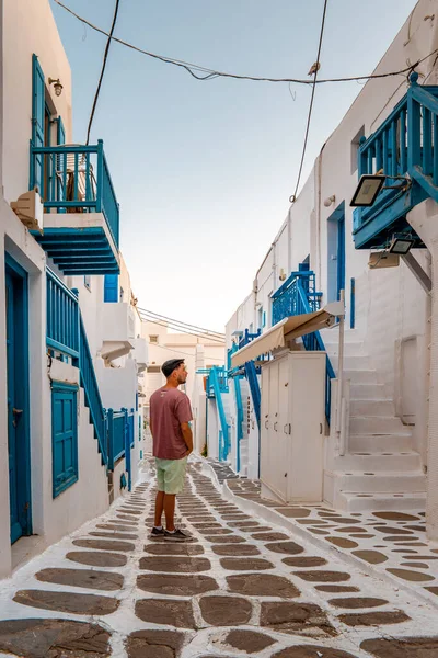 Junge Männer im Urlaub Griechenland, Mykonos Griechenland, Klein Venedig Mykonos Griechenland, Sonnenuntergang am Meer vor Mykonos Stadt — Stockfoto