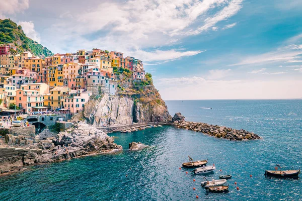 Manarola Village, Cinque Terre Coast Itália. Manarola é uma bela província pequena cidade colorida de La Spezia, Ligúria, norte da Itália e um dos cinco Cinque terre parque nacional — Fotografia de Stock