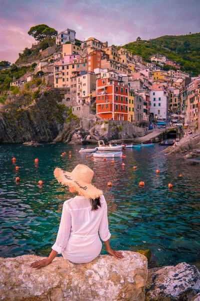 Riomaggiore Cinque Terre Italie, port de village coloré face à l'océan, jeune femme regardant coucher de soleil — Photo
