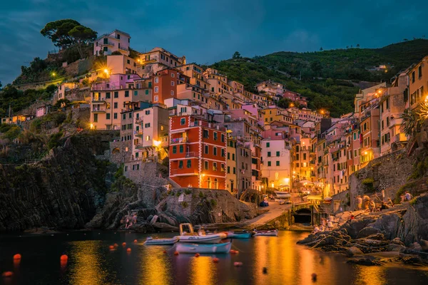 Riomaggiore Cinque Terre Italy, яскрава сільська гавань перед океаном — стокове фото