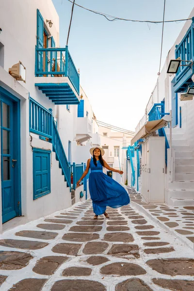 Donna in vacanza Mykonos Grecia, Piccola Venezia Mykonos Grecia, tramonto al mare fron a Mykonos città — Foto Stock