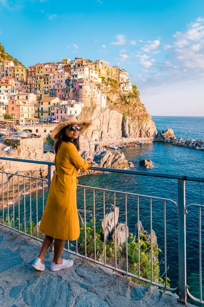 Vrouw bezoek Manarola Village, Cinque Terre Coast Italië. Manarola is een prachtige kleine kleurrijke stad provincie La Spezia, Ligurië, ten noorden van Italië en een van de vijf Cinque Terre nationaal park — Stockfoto