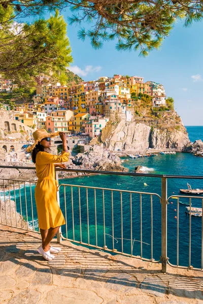 Mujer visita Manarola Village, Costa de Cinque Terre Italia. Manarola es una hermosa pequeña y colorida ciudad provincia de La Spezia, Liguria, al norte de Italia y uno de los cinco Cinque terre parque nacional — Foto de Stock