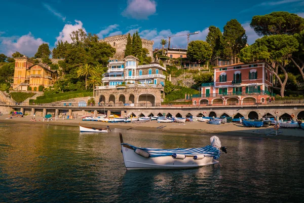 Levanto Cinque Terre kleurrijke villag Italië, kleurrijk strand met parasol tijdens de zomervakantie — Stockfoto