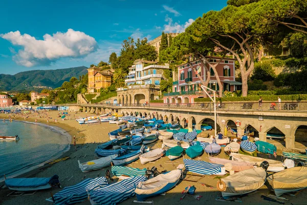 Levanto Cinque Terre kleurrijke villag Italië, kleurrijk strand met parasol tijdens de zomervakantie — Stockfoto