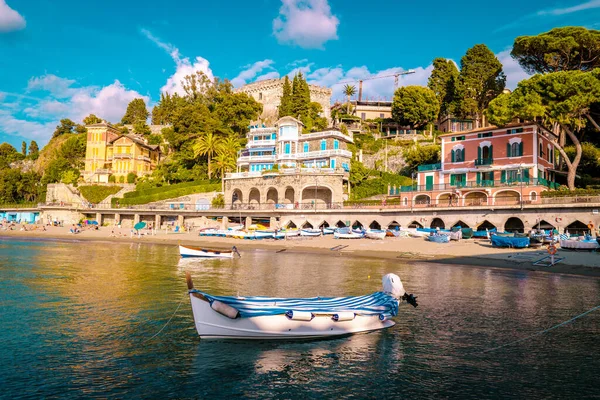 Levanto Cinque Terre colorido villag Italia, playa colorida con sombrilla durante las vacaciones de verano — Foto de Stock