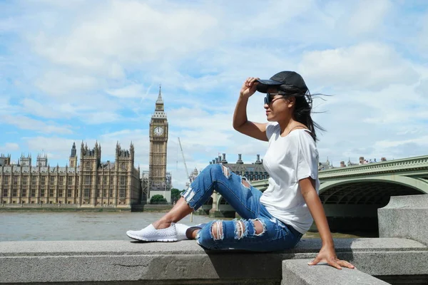 Gars en voyage en ville à Londres, jeunes hommes au bord de l'eau au bord de la Tamise dans les lieux célèbres de Londres, Big Ben et le pont de Westminster à Londres — Photo