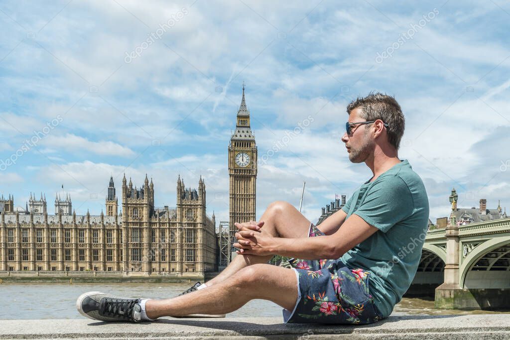 chico en viaje de la ciudad en Londres, youn hombres en el paseo