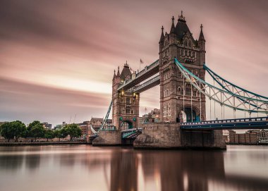 Gün batımında Londra Kule Köprüsü, Londra 'daki ünlü Tower Bridge' de gündoğumu renkleri.