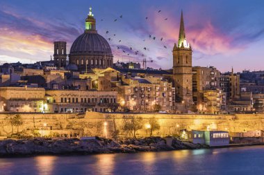 Valletta Malta City Skyline, renkli ev balkonu Malta Valletta 