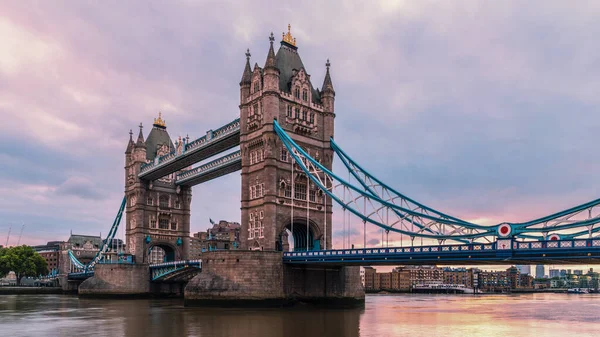 London Tower Bridge al tramonto, colori dell'alba al famoso Tower Bridge di Londra Regno Unito — Foto Stock