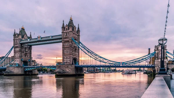 London Tower Bridge al tramonto, colori dell'alba al famoso Tower Bridge di Londra Regno Unito — Foto Stock