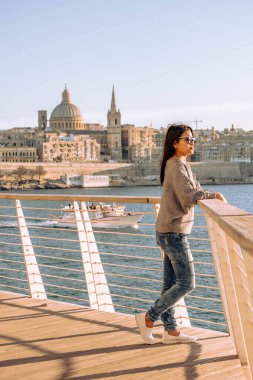 Valletta Malta City Skyline, renkli ev balkonu Malta Valletta, Malta 'yı ziyaret eden genç bir kadın