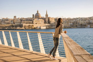 Valletta Malta City Skyline, renkli ev balkonu Malta Valletta, Malta 'yı ziyaret eden genç bir kadın