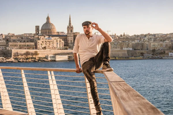 Valletta Malta şehri Skyline, renkli ev balkonu Malta Valletta, Malta 'yı gençler ziyaret ediyor — Stok fotoğraf