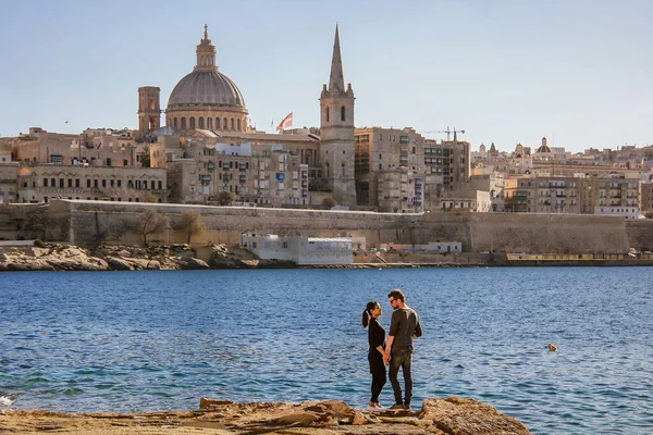 Valletta Malta City Skyline, πολύχρωμο μπαλκόνι σπιτιού Μάλτα Valletta, νεαρό ζευγάρι σε διακοπές στη Μάλτα — Φωτογραφία Αρχείου