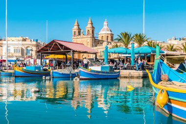 Malta Aralık 2017, Marsaxlokk liman balıkçı tekneleri renkli Malta