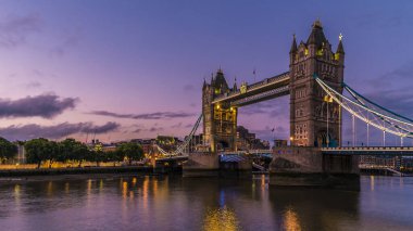 Londra 'ya şehir gezisine giden bir adam, Londra' nın ünlü yerlerinde Thames nehrinin kıyısındaki adamlar ve Londra 'daki Westminster Köprüsü. 