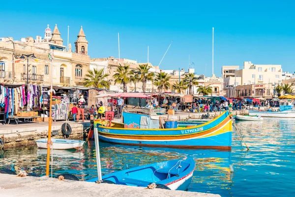 Malta dezembro 2017, Marsaxlokk barcos de pesca do porto colorido Malta — Fotografia de Stock