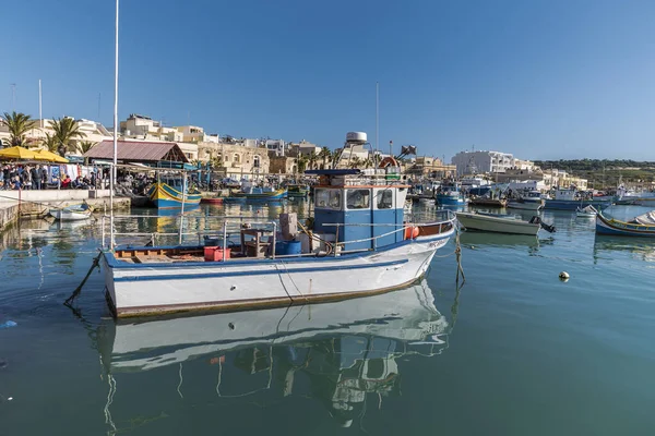 Malta dezembro 2017, Marsaxlokk barcos de pesca do porto colorido Malta — Fotografia de Stock