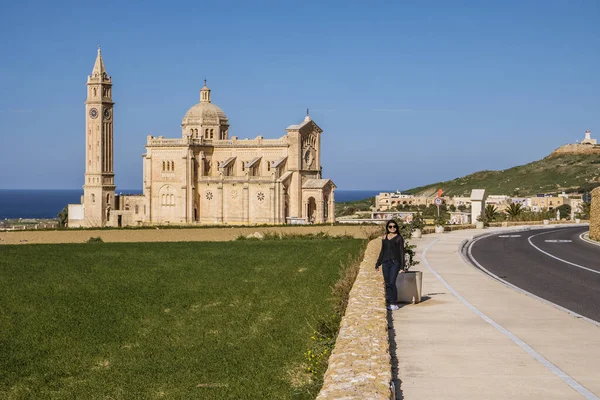 Jovem no Santuário Ta Pinu, Gharb Gozo Malta, a famosa igreja Madonna na ilha de GOZO. A igreja é dedicada à Virgem de Ta Pinu — Fotografia de Stock