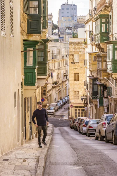 Молодой человек на улицах Валлетта Мальта, красочная улица Валлетта Мальта — стоковое фото