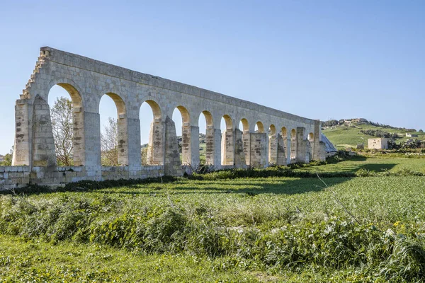 Malta, The Aqueducts på siden af Victoria i Gozo, maltesisk landskab med den friske grøntsagsmark og blå himmel baggrund, Malta, Gozo ø - Stock-foto