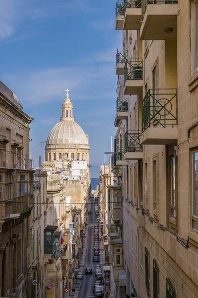 Malta, Typické úzké ulice s barevnými balkony ve Vallettě, Malta — Stock fotografie