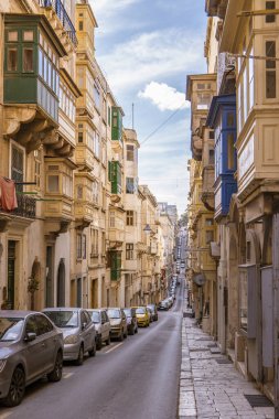 Malta, Valletta, Malta 'da renkli balkonları olan tipik dar sokaklar.