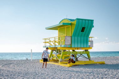 Miami Plajı, Miami Florida sahilinde genç bir çift. Plajda orta yaşlı bir çift. 